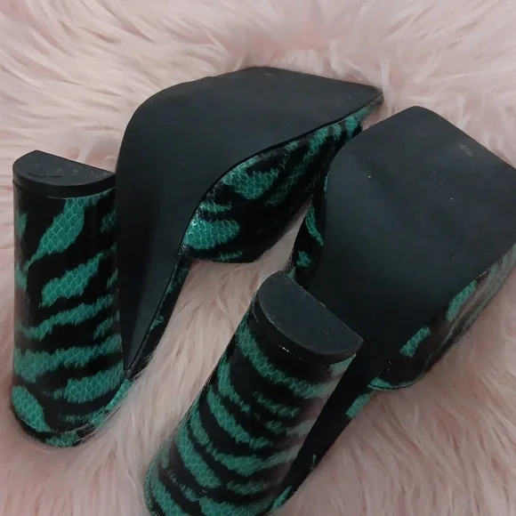 ALMOST!! BRAND NEW FASHION NOVA FAUX CROC MULES-6.5 - Picture 5 of 8